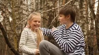 可爱的女孩和男孩在桦树林